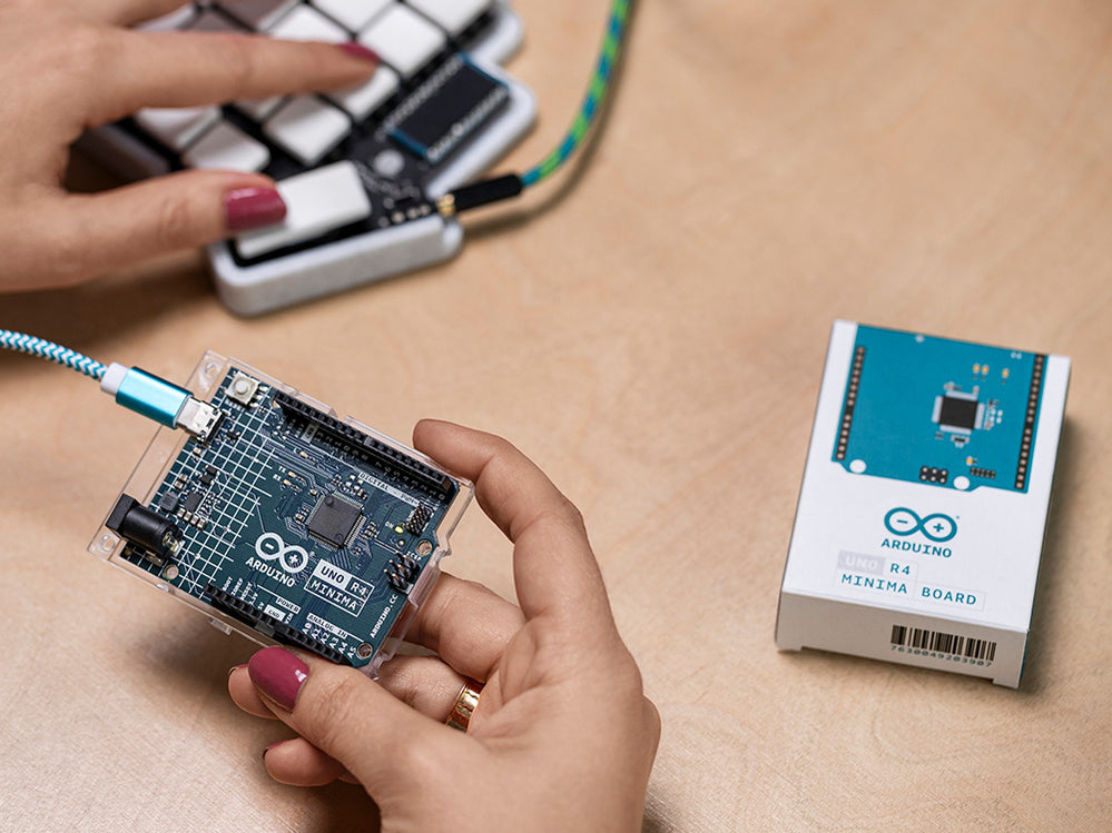 Arduino Usa Arduino UNO® R4 Minima – Powerful 32-bit MCU, USB-C & 256KB Flash ...